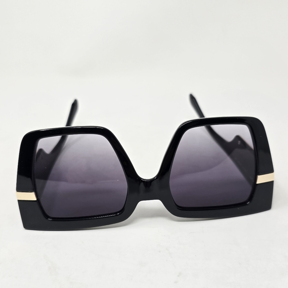 NIB Quay Notorious Oversized Square Frame Black Sunglasses - Picture 3 of 11